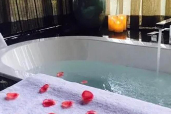 南京秦淮水疗池中的失重冥想：当身体学会漂浮